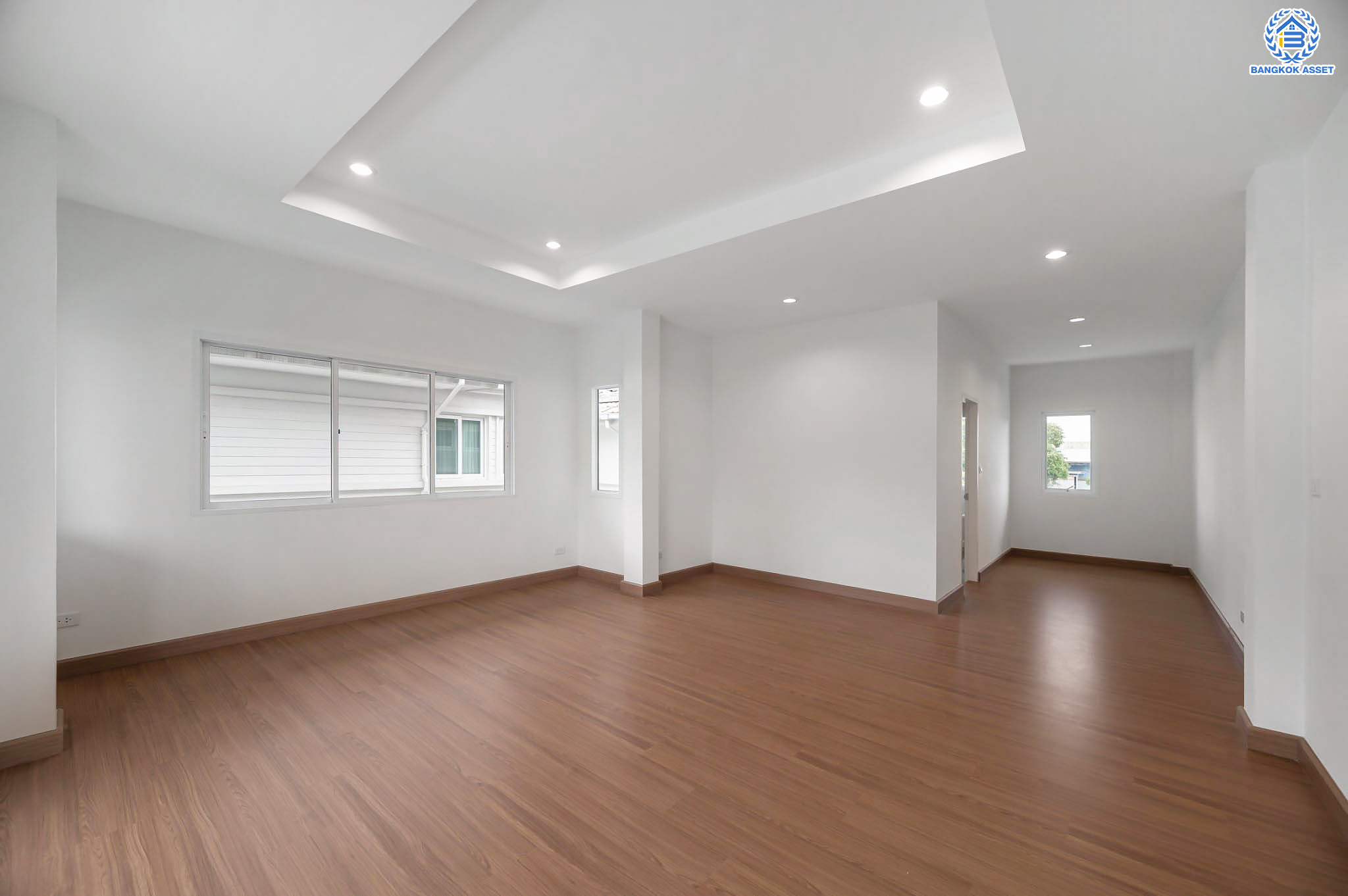 บ้านมือสองตกแต่งใหม่ โครงการ นาราวัลย์ บรมราชชนนี เนื้อที่ 71.8 ตร.ว. ฟังก์ชัน 3 ห้องนอน 4 ห้องน้ำ 1 ห้องแม่บ้าน จอดรถได้ 2 คัน บนพื้นที่ใช้สอยเกือบ 220.58 ตร.ม. พร้อมพื้นที่สีเขียวสนามหญ้ากว้างขวาง ตอบโจทย์ครอบครัวใหญ่ บนทำเลศักยภาพ เชื่อมต่อทั้งถนนกาญจนาภิเษก และทางคู่ขนานลอยฟ้าบรมราชชนนี ใกล้ ม.มหิดล, สถานีขนส่งสายใต้ใหม่ และเซ็นทรัลปิ่นเกล้า